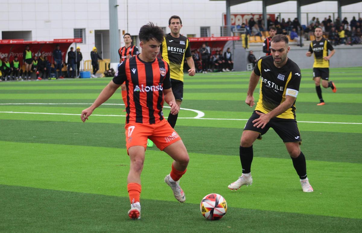El jugador visitante Adrián Amaro intenta controlar el balón ante la presión de Borja Gómez.