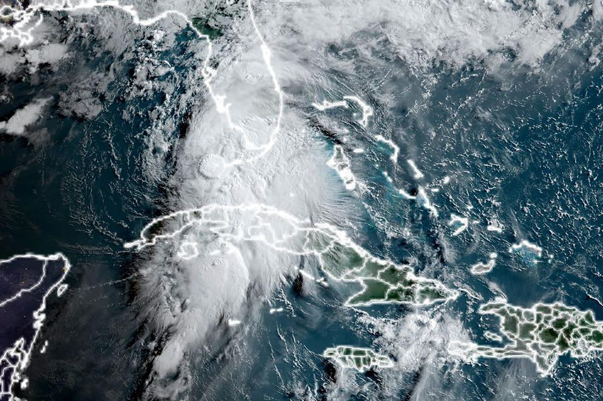 Imagen de satélite del paso de la tormenta Elsa por la isla de Cuba y su llegada a la península de Florida.
