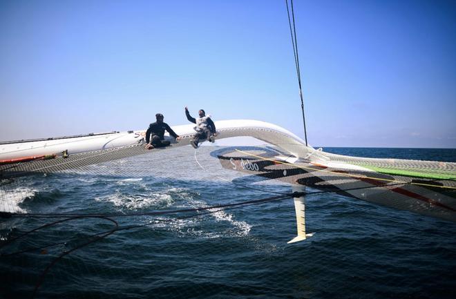 El capitán francés Thomas Coville (R) y un miembro de la tripulación navegan a bordo del nuevo Sodebo Ultim 3, entre los Sables dOlonne y La Trinité-sur-Mer.