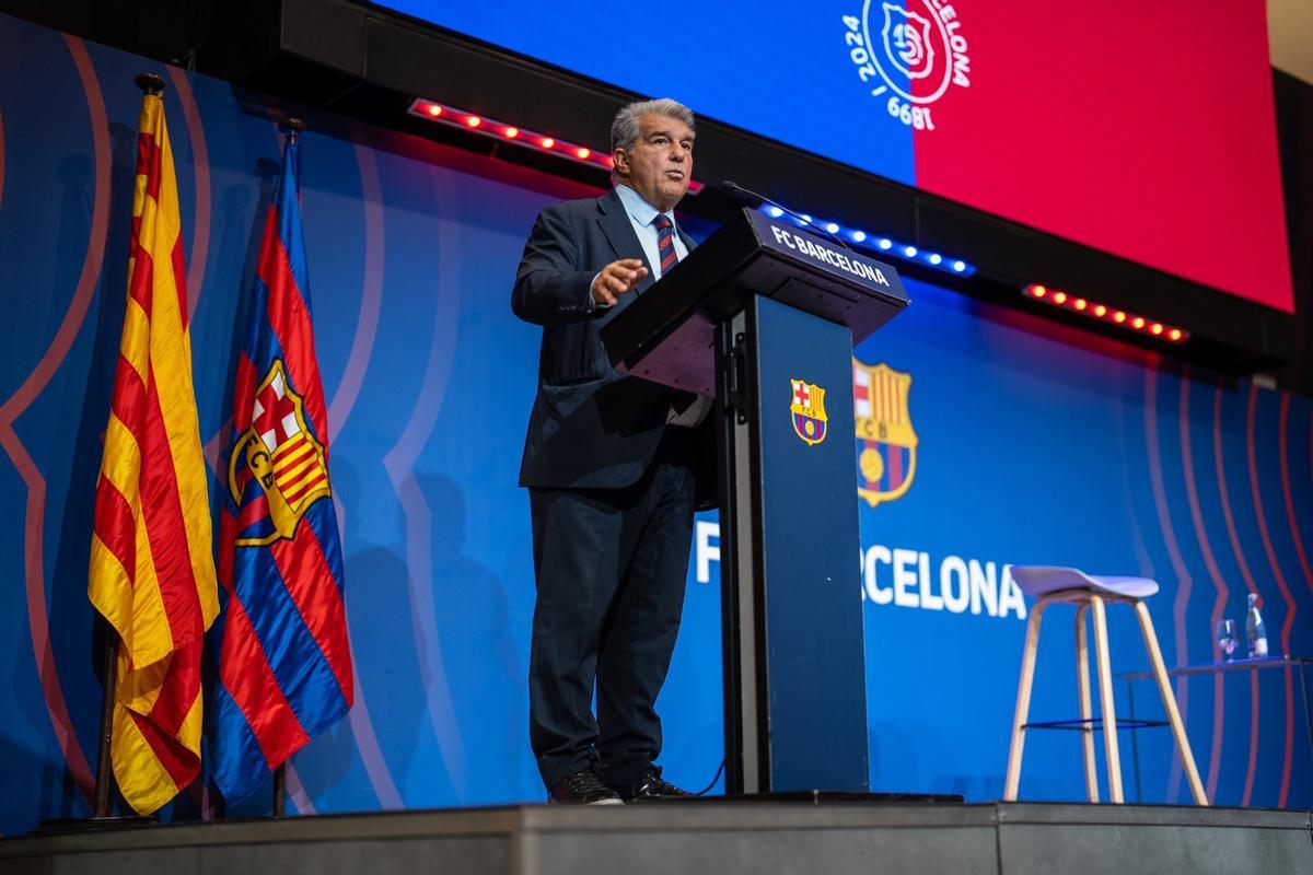 Joan Laporta, el presidente del Barça, en el Auditori 1899 del Camp Nou durante su valoración del final del mercado.