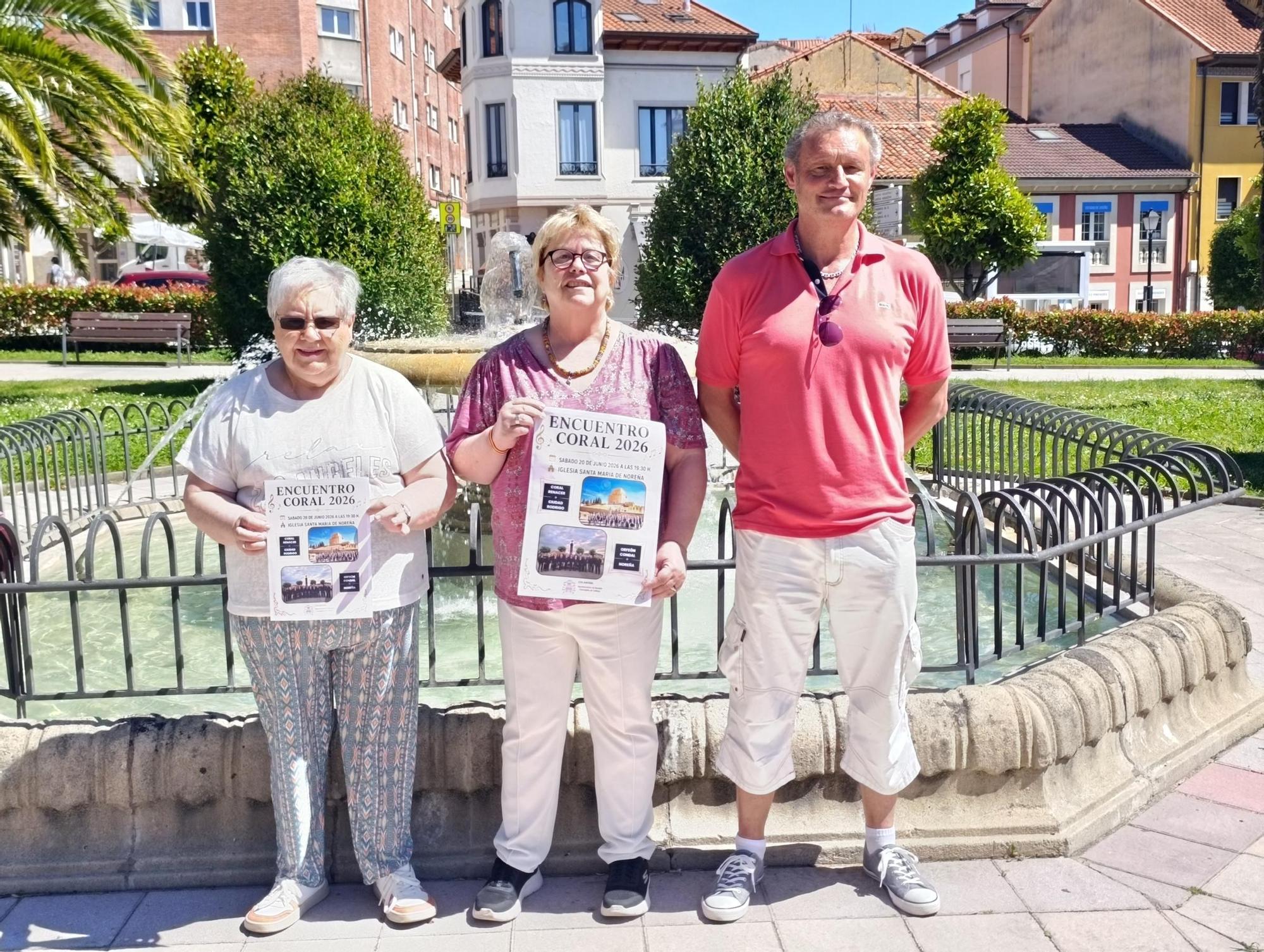 Por la izquierda, Beatriz Corzo, Pilar Cuesta y Avelino Gómez en los Jardines del Ayuntamiento de Noreña.