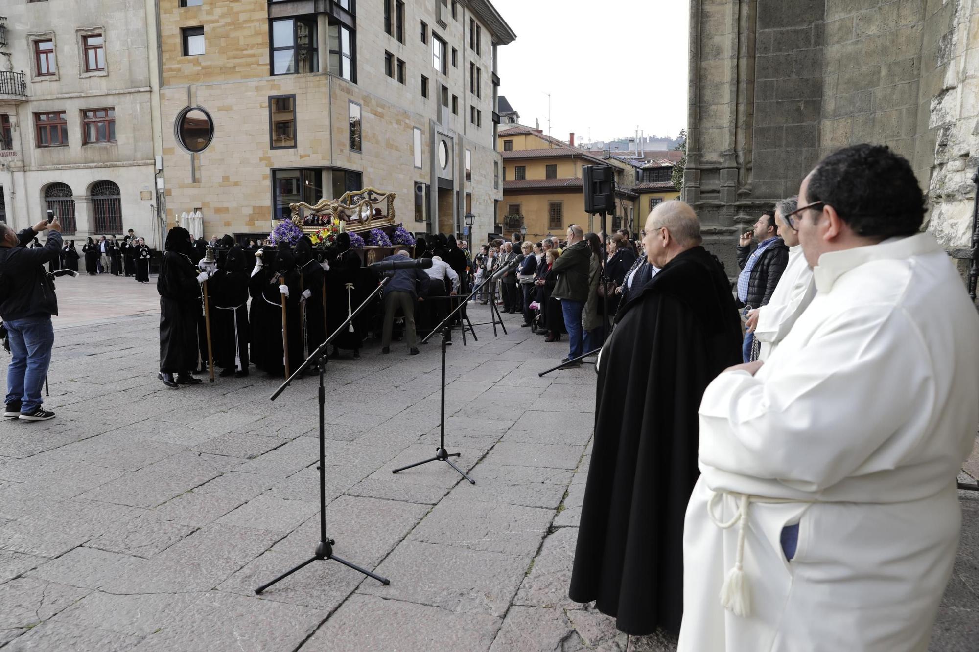 La procesión intergeneracional del Santo Entierro emociona Oviedo