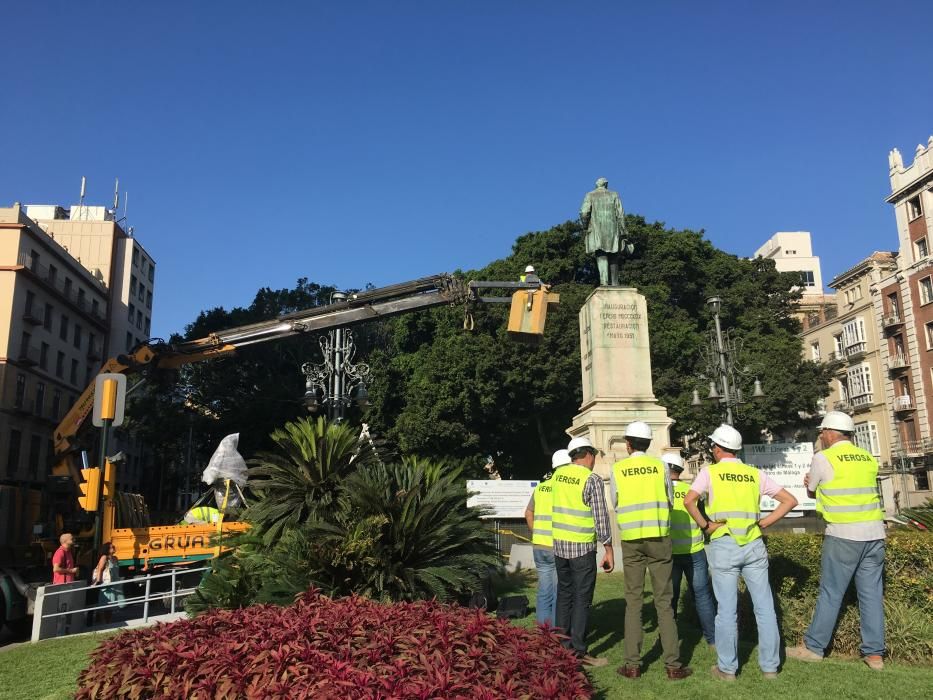 Desmontaje de la escultura 'Alegoría del Trabajo' del monumento de Larios.