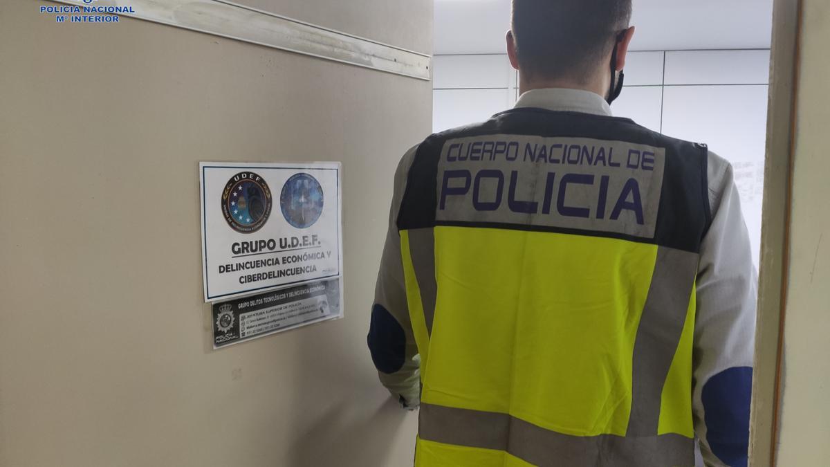 Un agente del Grupo de Delincuencia Económica de la Policía.