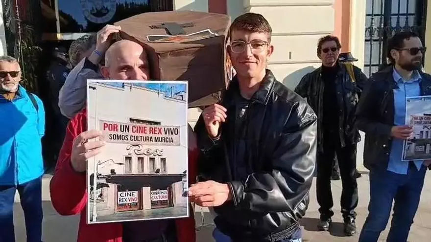 Récord de manifestaciones en el Pleno de Murcia: el servicio de ayuda a domicilio, hacia la segunda prórroga y sin mejoras salariales