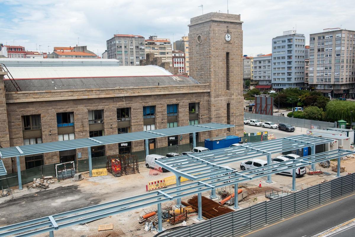 La nueva infraestructura, que cubre parte del lateral del edificio histórico, llama la atención por su color al tiempo que empieza a suscitar recelos entre los vecinos de la zona.