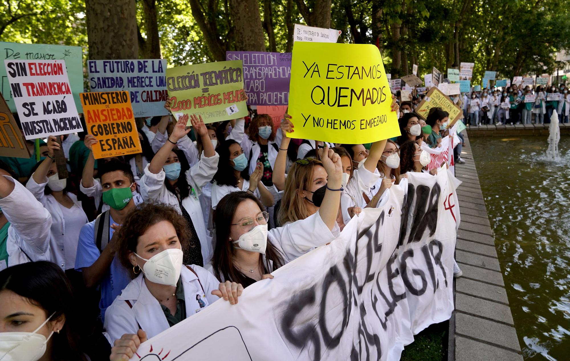 Protesta de aspirantes al MIR frente al ministerio de Sanidad