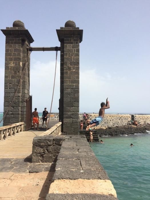 Bañistas en el Puente de las Bolas este mediodía, en Arrecife.