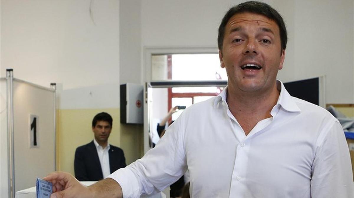 Matteo Renzi diposita el seu vot. Matteo Renzi diposita el seu vot.