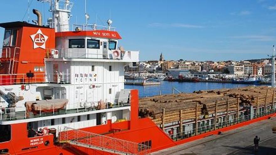 Vaixell carregat amb fusta destinada a l&#039;exportació al Port de Palamós