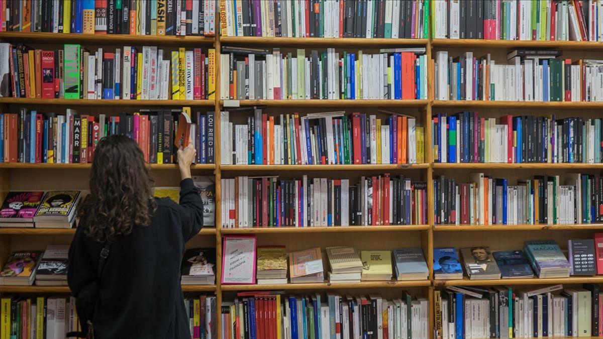 Barcelona 31 10 2020  Las librerias se llenan de gente debido a posibles confinamientos  Libreria Taifa  FOTOGRAFO SERGI CONESA