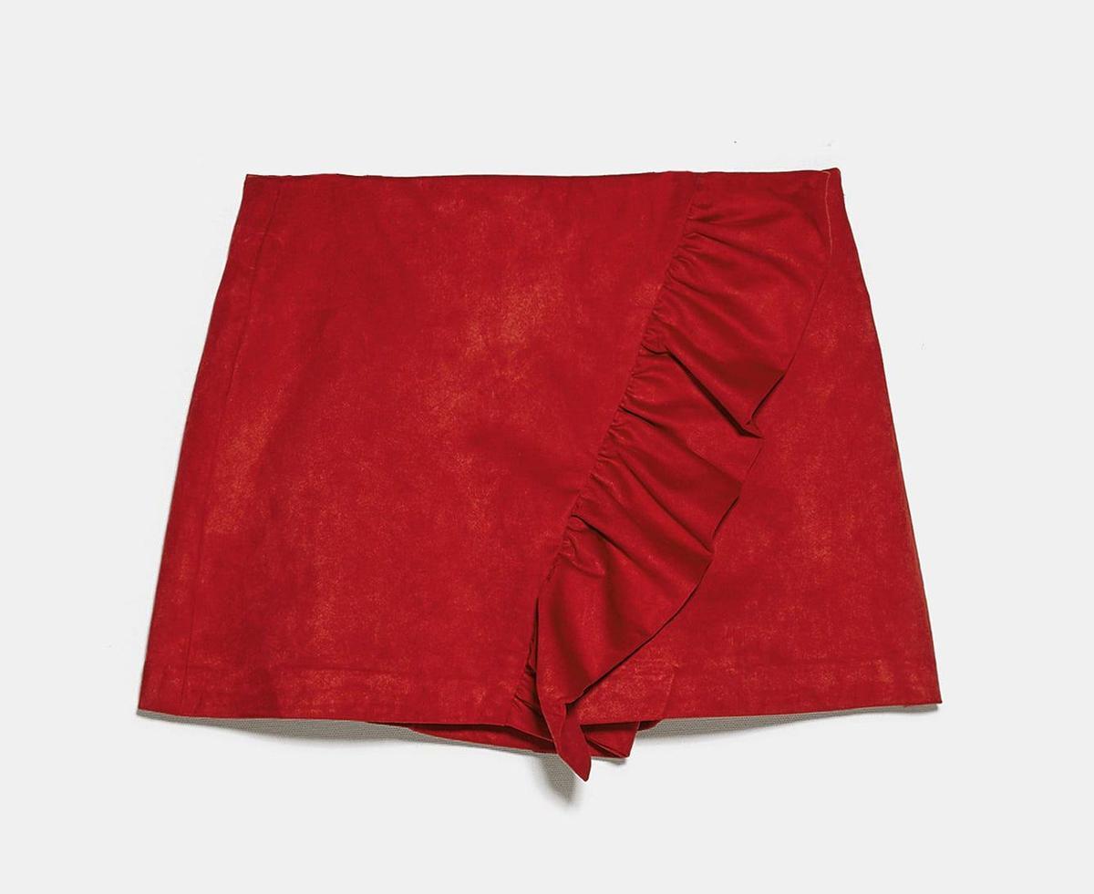Minifalda roja con detalle de volante (precio: 19,95 €)