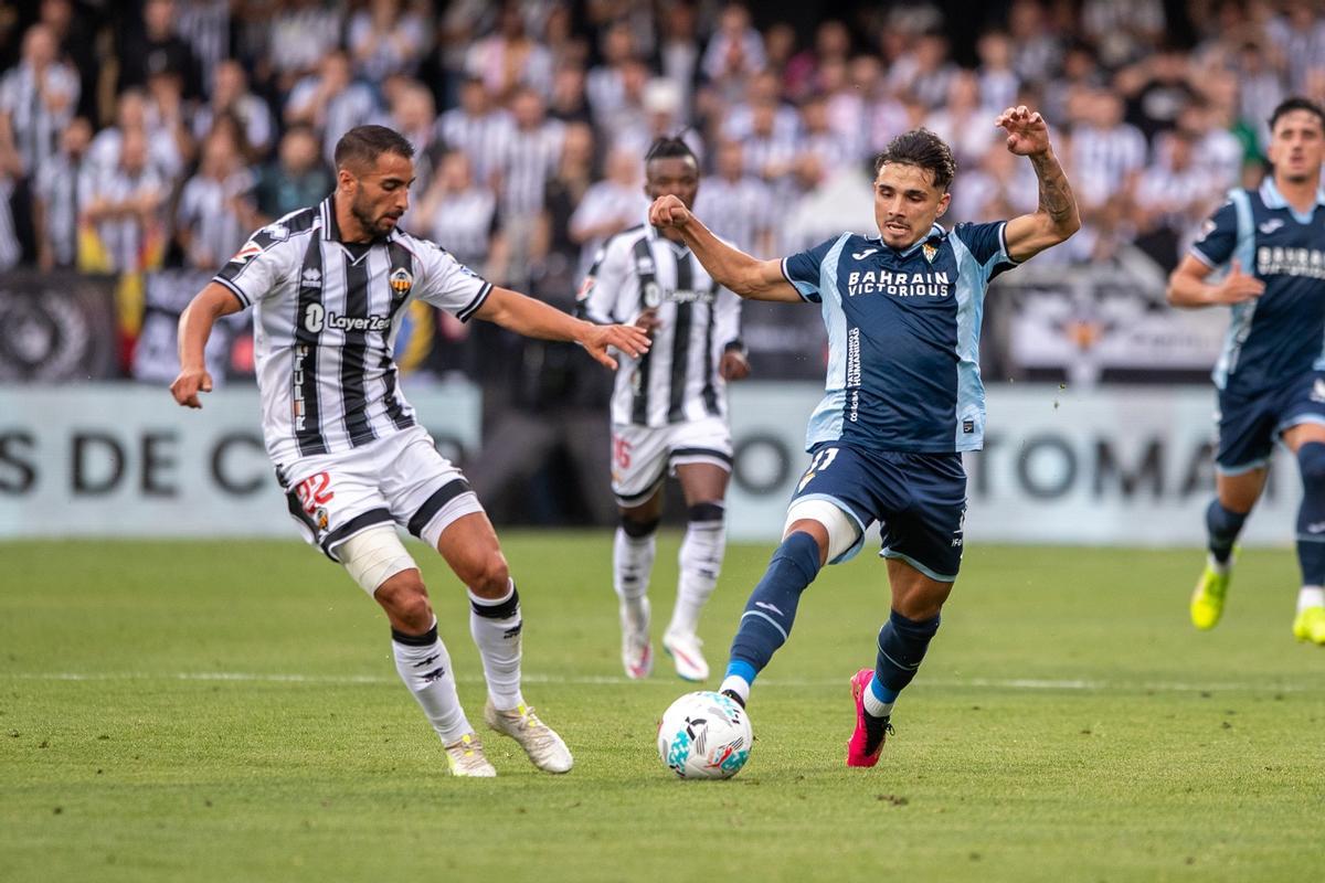 Kevin Medina protege el esférico en el Castellón-Córdoba CF.
