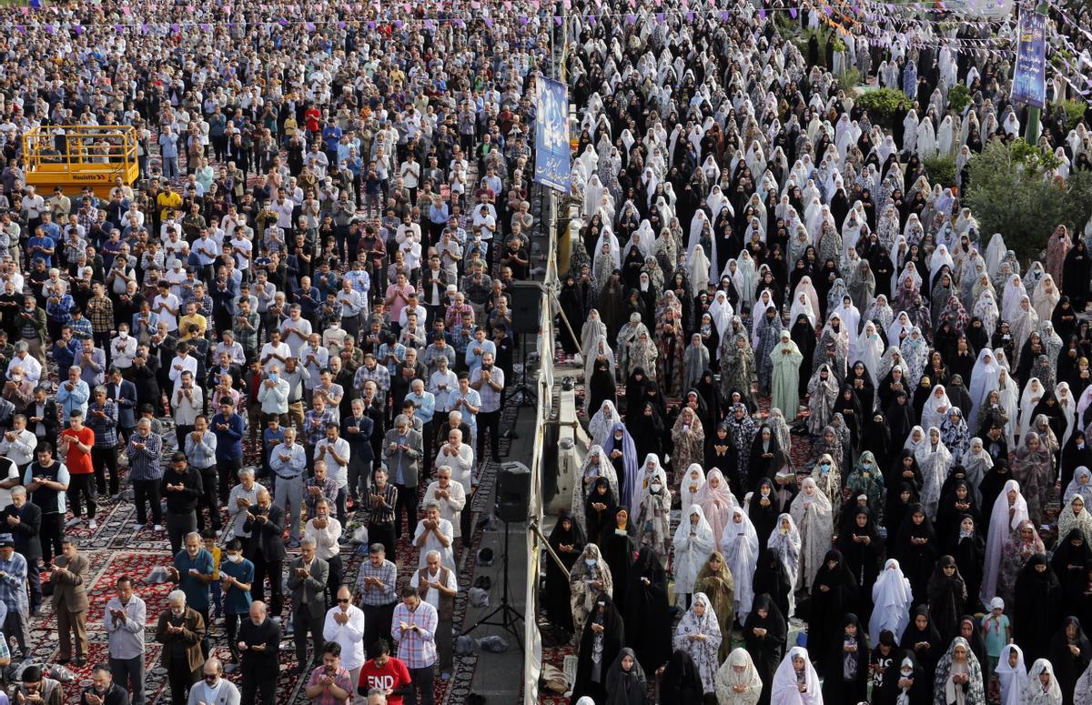 Los musulmanes celebran el fin del Ramadán. Fiesta del Eid al-Fitr en el santuario de Abdol-Azim, en Teherán (Irán).