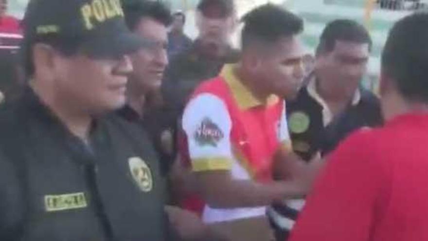 La Policía se lleva al jugador.