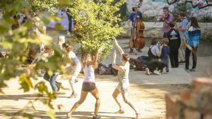 Grupo de ’jazzmen’ que se reúnen los domingos en la plaza de la Font d’en Fargas.