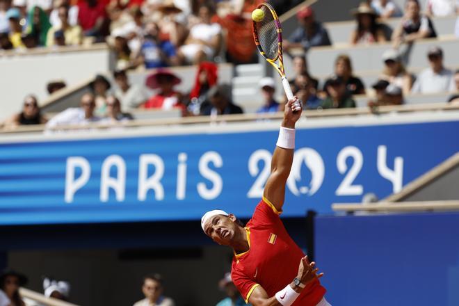 Rafa Nadal saca al húngaro Marton Fucsovics en la primera ronda individual masculina de los Juegos Olímpicos de París 2024 en la pista Philippe-Chatrier del complejo de tenis Roland Garros, este domingo en París, Francia. 