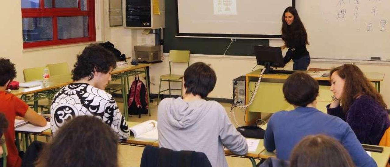 Alumnos en la clase de japonés de la Escuela Oficial de Idiomas de Vigo. // Alba Villar