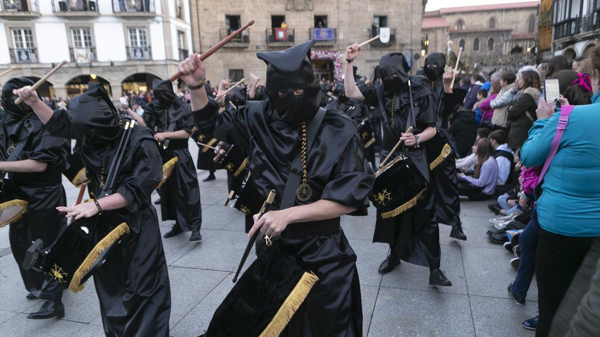 PROCESION POR LAS CALLES DE AVILES