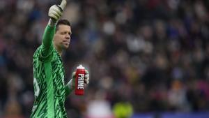 Szczesny es reconstrueix, medita i para