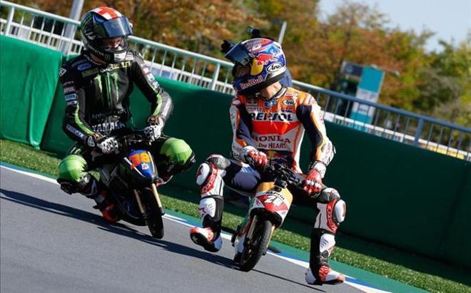 Varios pilotos han participado en una carrera de mini motos en un acto previo al inicio del Gran Premio de Japón