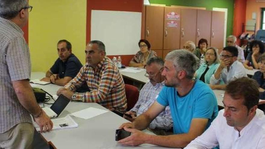 Fernando García (de pie) se dirige a técnicos y alcaldes reunidos en Vegadeo. En primera fila, por la izquierda, los regidores de Grandas, Eustaquio Revilla; Taramundi, César Villabrille; Pesoz, José Valledor; San Martín, Javier Martínez, y Villanueva, José Antonio González Braña.