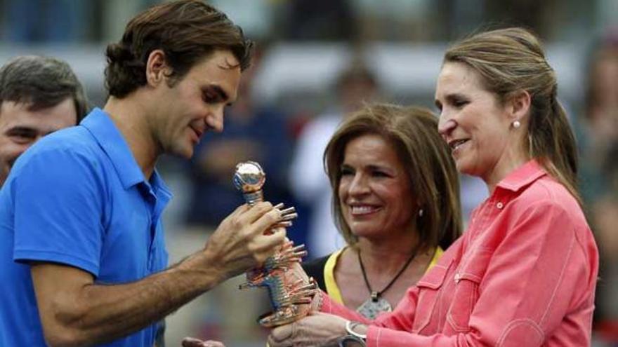 Federer recibe el trofeo de manos de la Infanta Elena en presencia de Ana Botella.