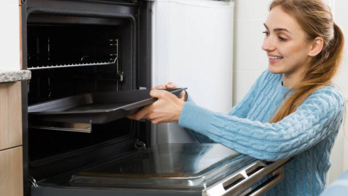 El truco de la mantequilla para limpiar el horno