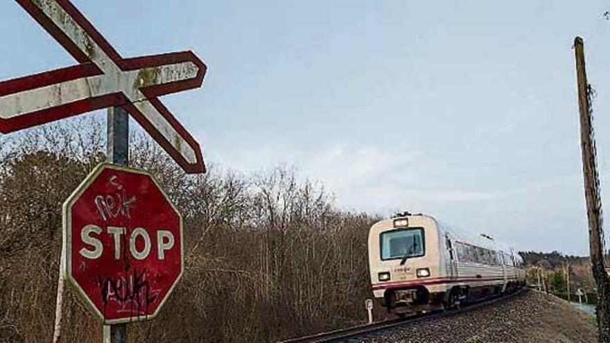 Un tren circula por la línea A Coruña-Infesta a su paso por Cambre. la opinión