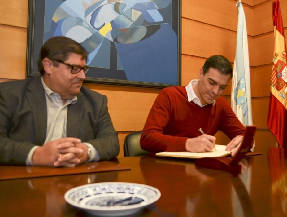 Pedro Sánchez visita al rector de la Universidade