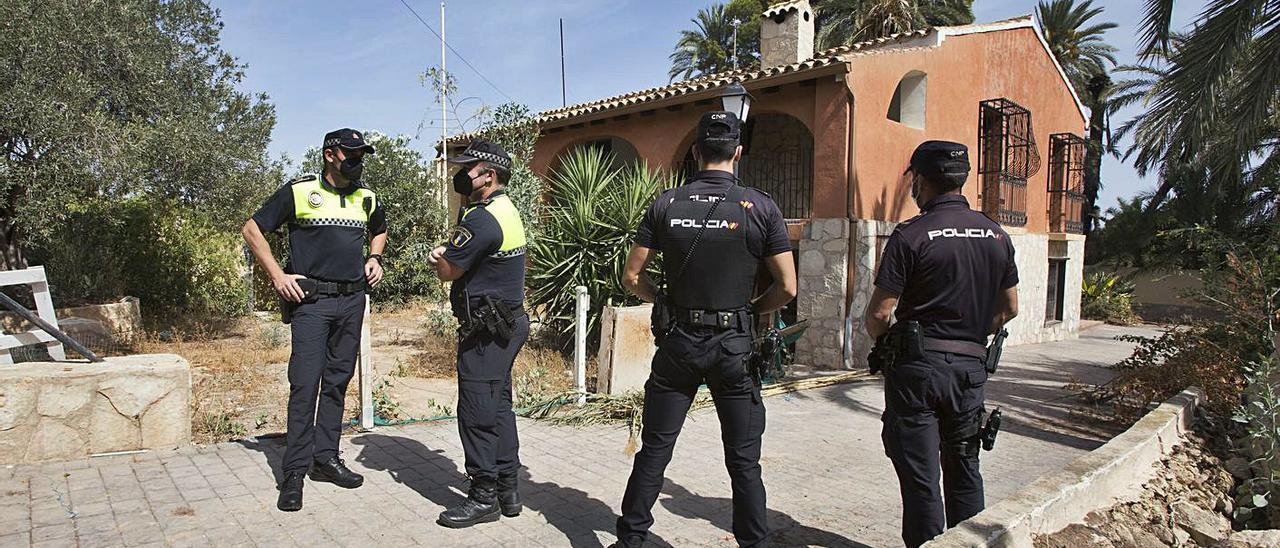 Agentes de la Policía Local y Nacional en la casa donde realizaron los arrestos. |