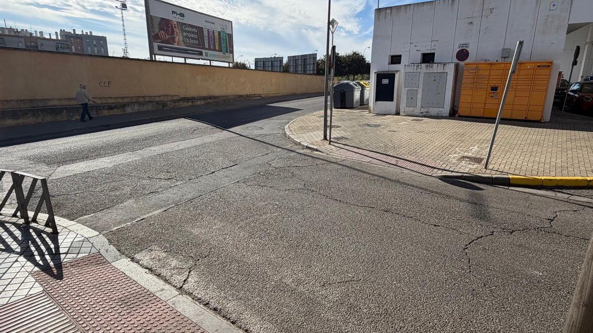 Uno de los pasos de peatones en mal estado en Córdoba, en la zona de El Arcángel.