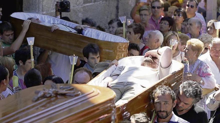 Los ofrecidos saliendo, ayer, de la iglesia de San José de Ribarteme para iniciar la procesión. josé lores