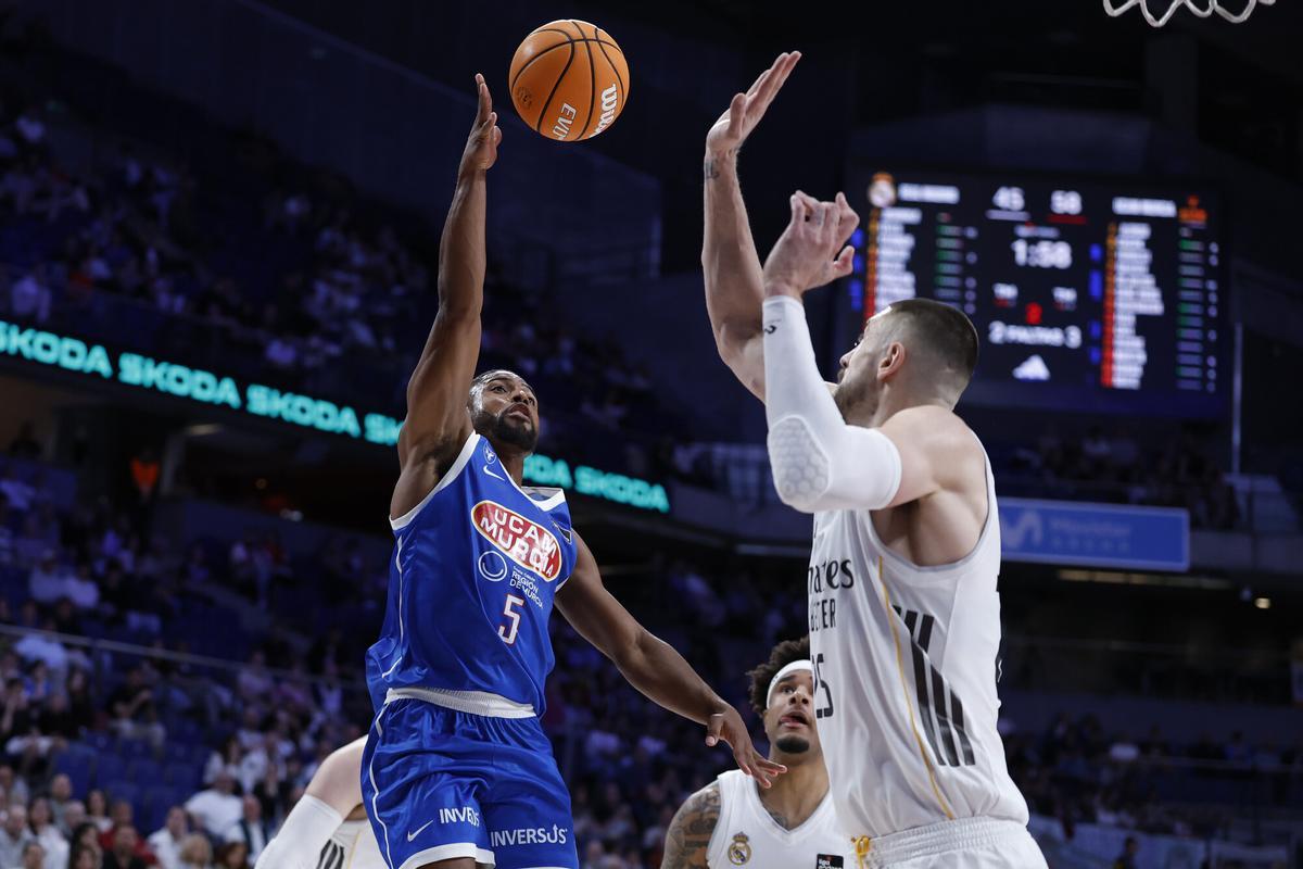 David DeJulius, base del UCAM Murcia, ante el pívot madridista Alex Len.