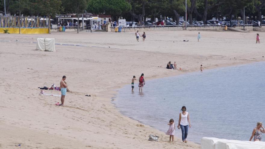 El mal temps buida les platges de turistes i omple les principals ciutats