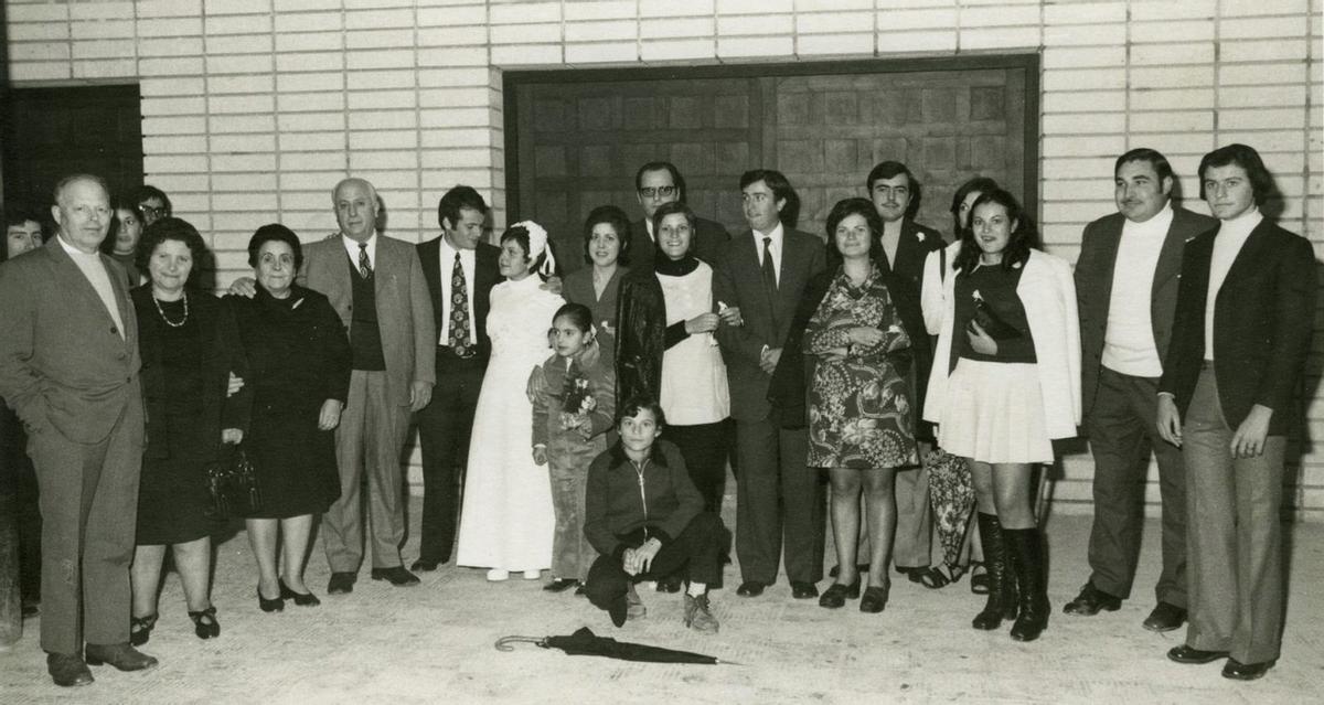 La familia en la boda de José Antonio, con los padres (Antonio y Dolores) a la izquierda de los novios y Teófilo a la derecha de todos. | CEDIDA