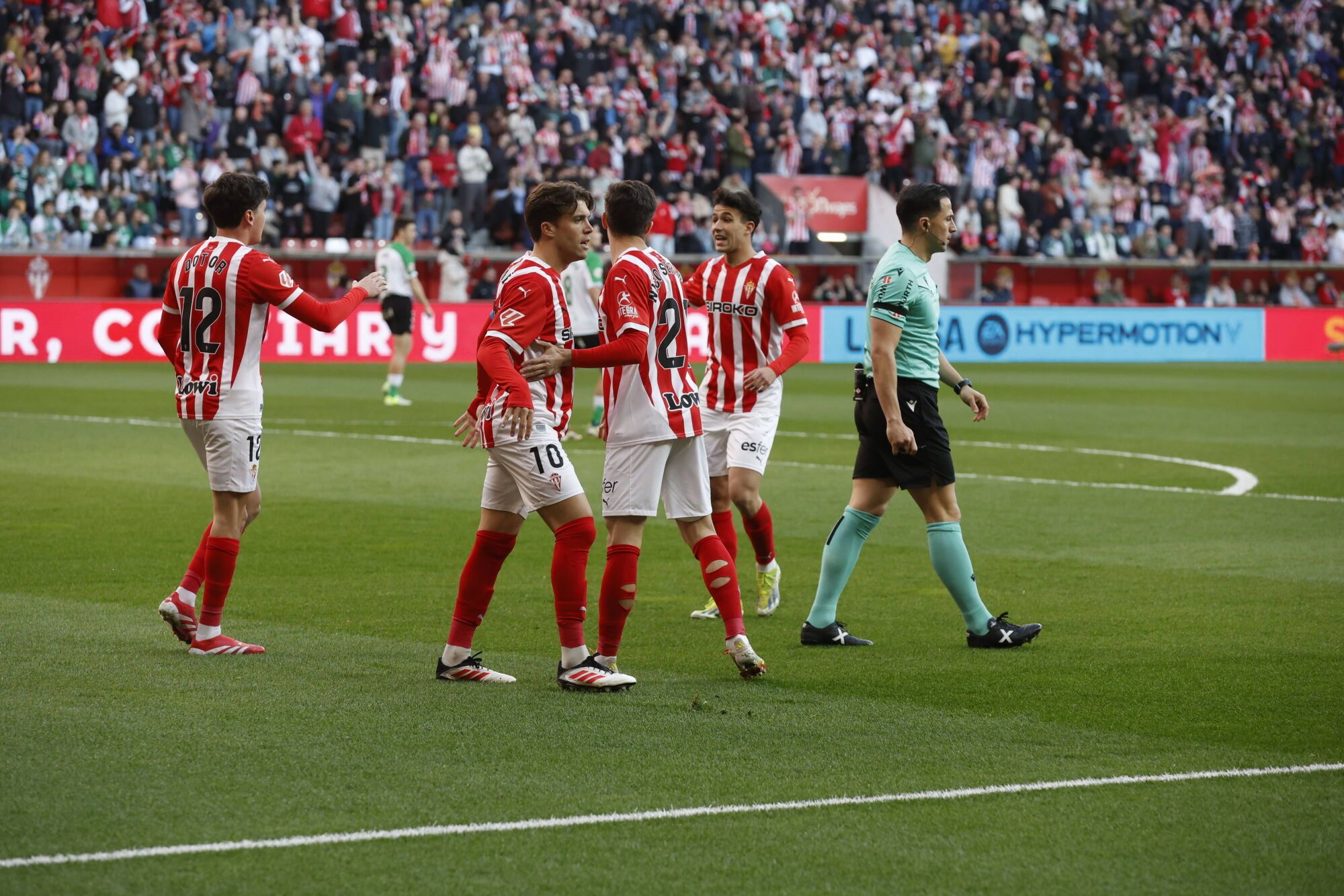 EN IMÁGENES: Ambientazo en el Sporting-Racing de Santander disputado en El Molinón