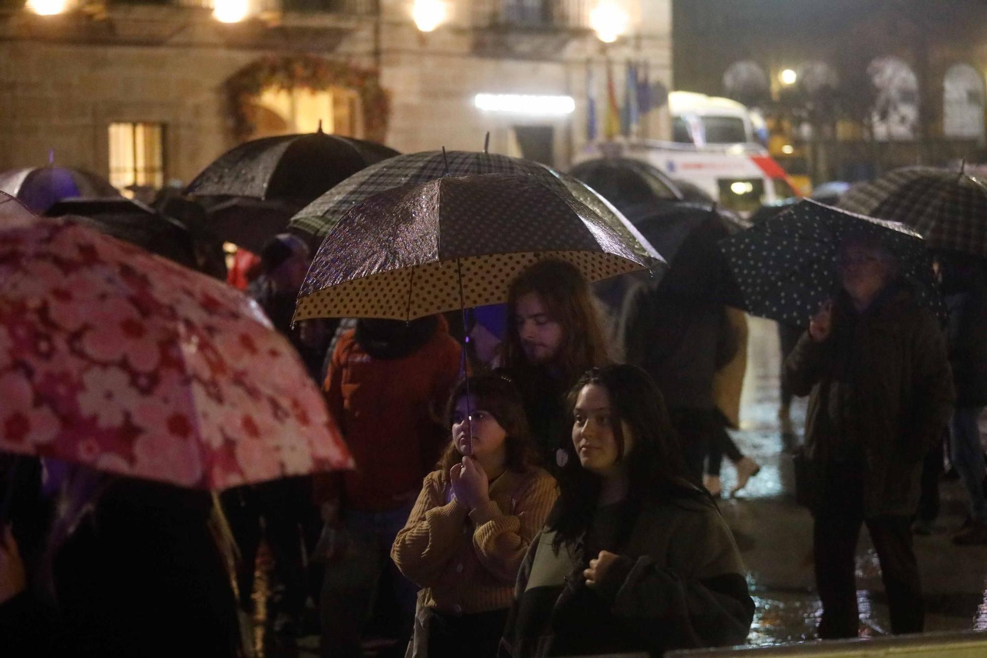 EN IMÁGENES: El concierto de "Mojinos Escozíos" en el Antroxu de Avilés