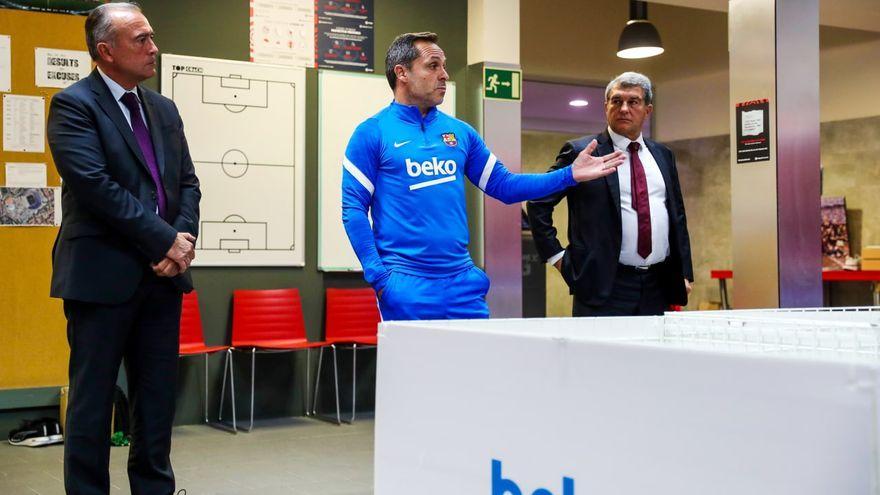 Yuste, Sergi y Laporta, en el vestuario del primer equipo tras la presentación del técnico interino.