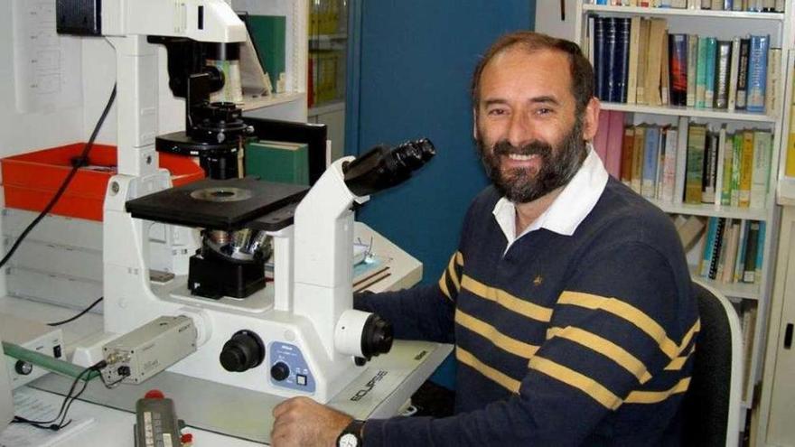 Manuel Varela, no seu despacho do Centro Oceanográfico da Coruña.