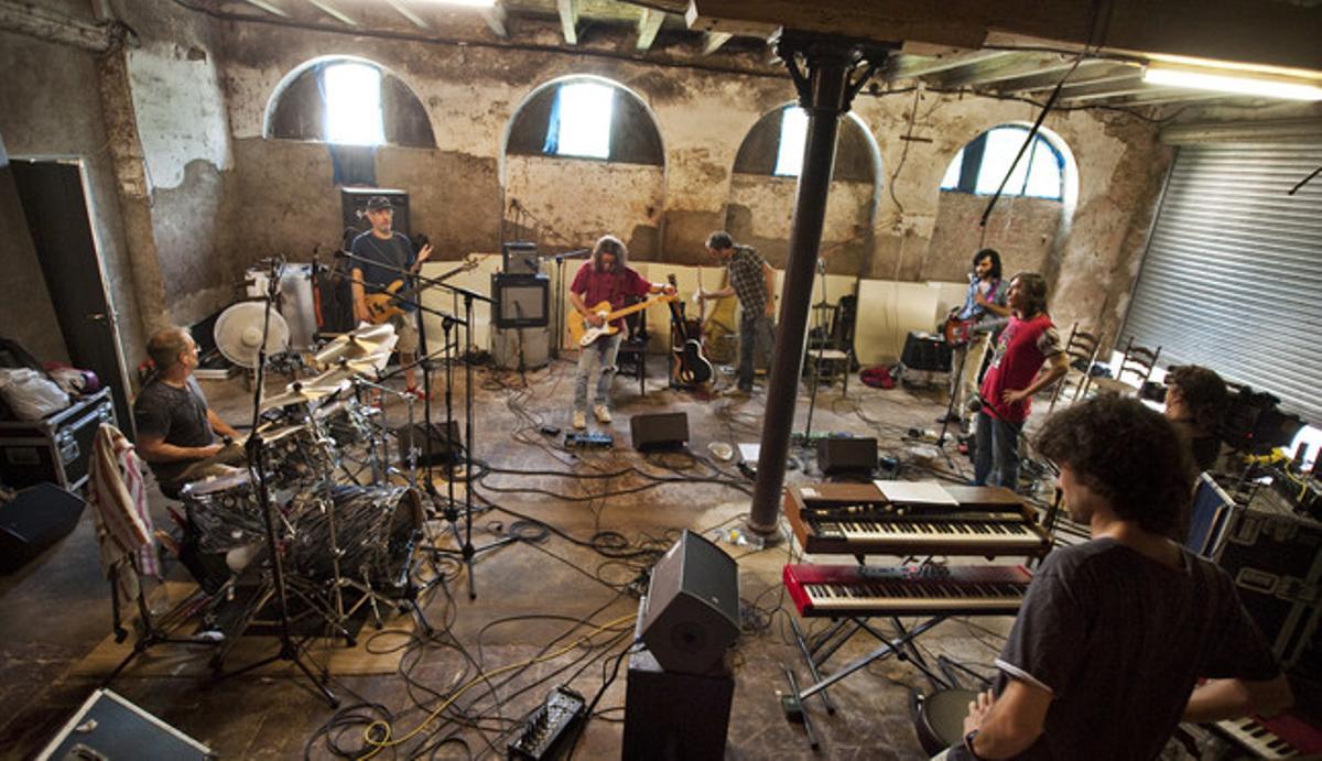La banda al complet assaja abans de la gira que començarà aquest mes de setembre.