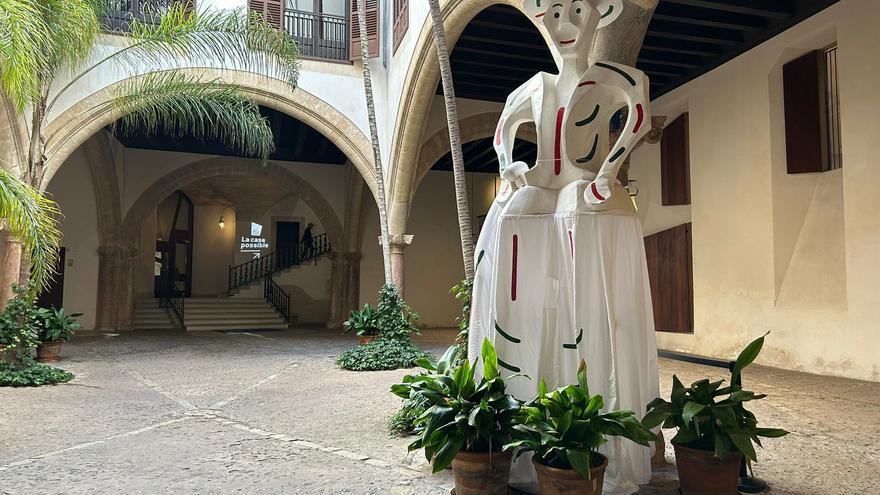 FOTOS| La calle Unió y la plaça del Mercat se tiñen de verde y rojo por la campaña de Navidad &#039;Un Nadal amb siurells&#039;.