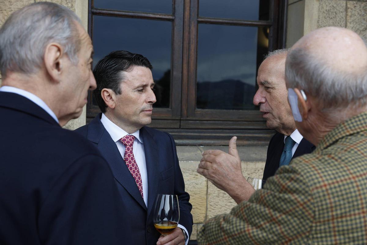 La peña taurina Dávila Miura entrega su premio al mejor toro de la feria de Gijón (en imágenes)
