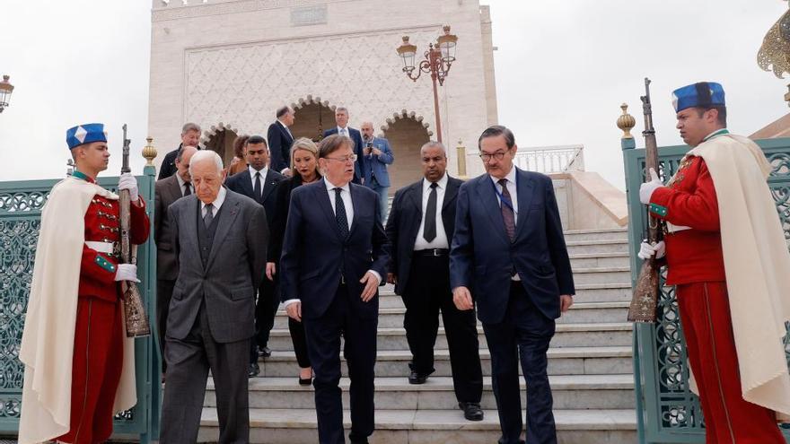 El president de la Generalitat, Ximo Puig (c) , que encabeza una misión comercial a Marruecos, tras visitar el Mausoleo de Mohammed V en Rabat