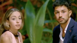 La hoguera más surrealista de la historia de 'La isla de las tentaciones', con Álex y Ainhoa: "El gato es tuyo, de tu hermana y mío"