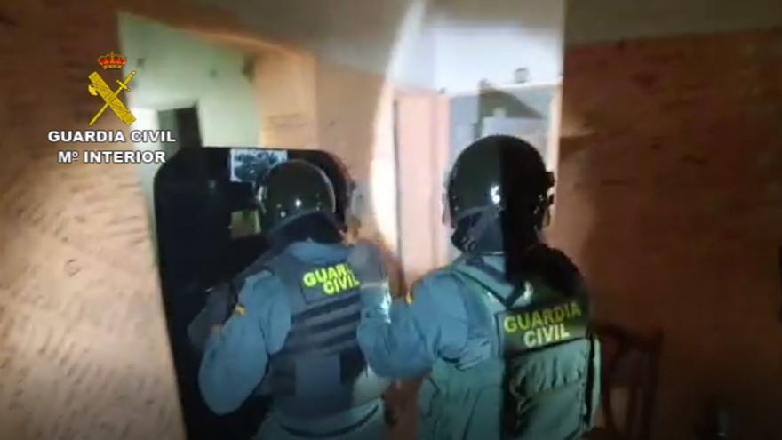 Efectivos de la Guardia Civil durante el registro en Ingenio.