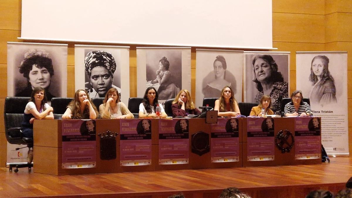 Ana de Miguel, Alicia Miyares, Amparo Climen, Towanda Rebels y Marina Marroquí, en el feminario.