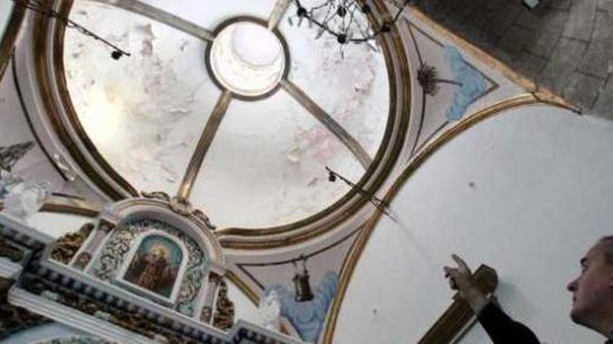 El párroco de la Asunción muestra algunas de las deficiencias de la capilla a restaurar.