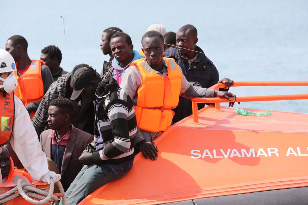 Trasladan al puerto de Málaga a 54 inmigrantes de una patera