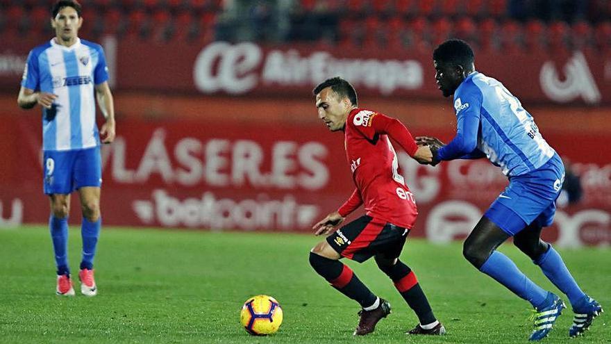 Valcarce, en la imagen el pasado sábado ante el Málaga, volverá a ser titular esta tarde en El Molinón.